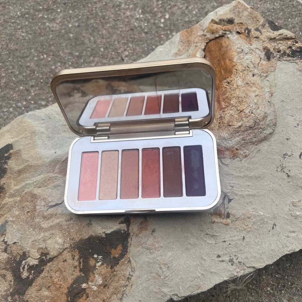 Jane Iredale eye makeup compact.  Solar Flare.  Beautiful colors.
